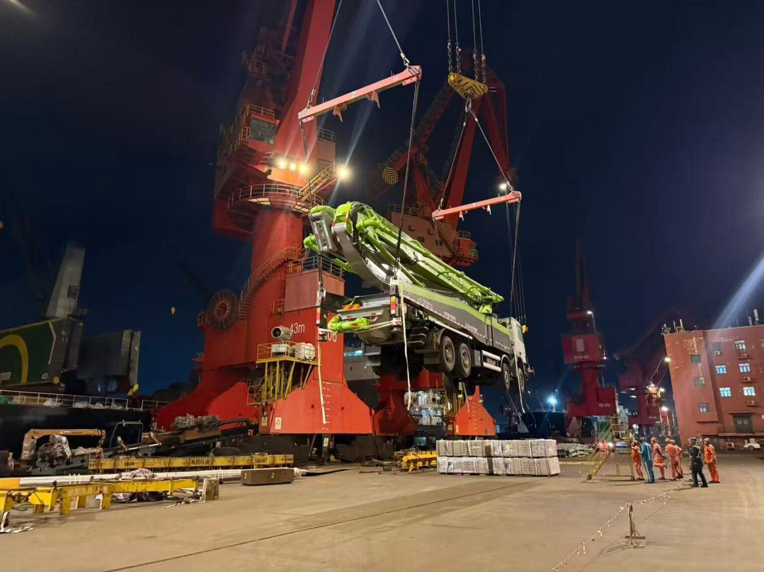 Original Mechabro field photo of actual heavy-equipment hoisting used to explain SANY concrete pump truck pre-export verification