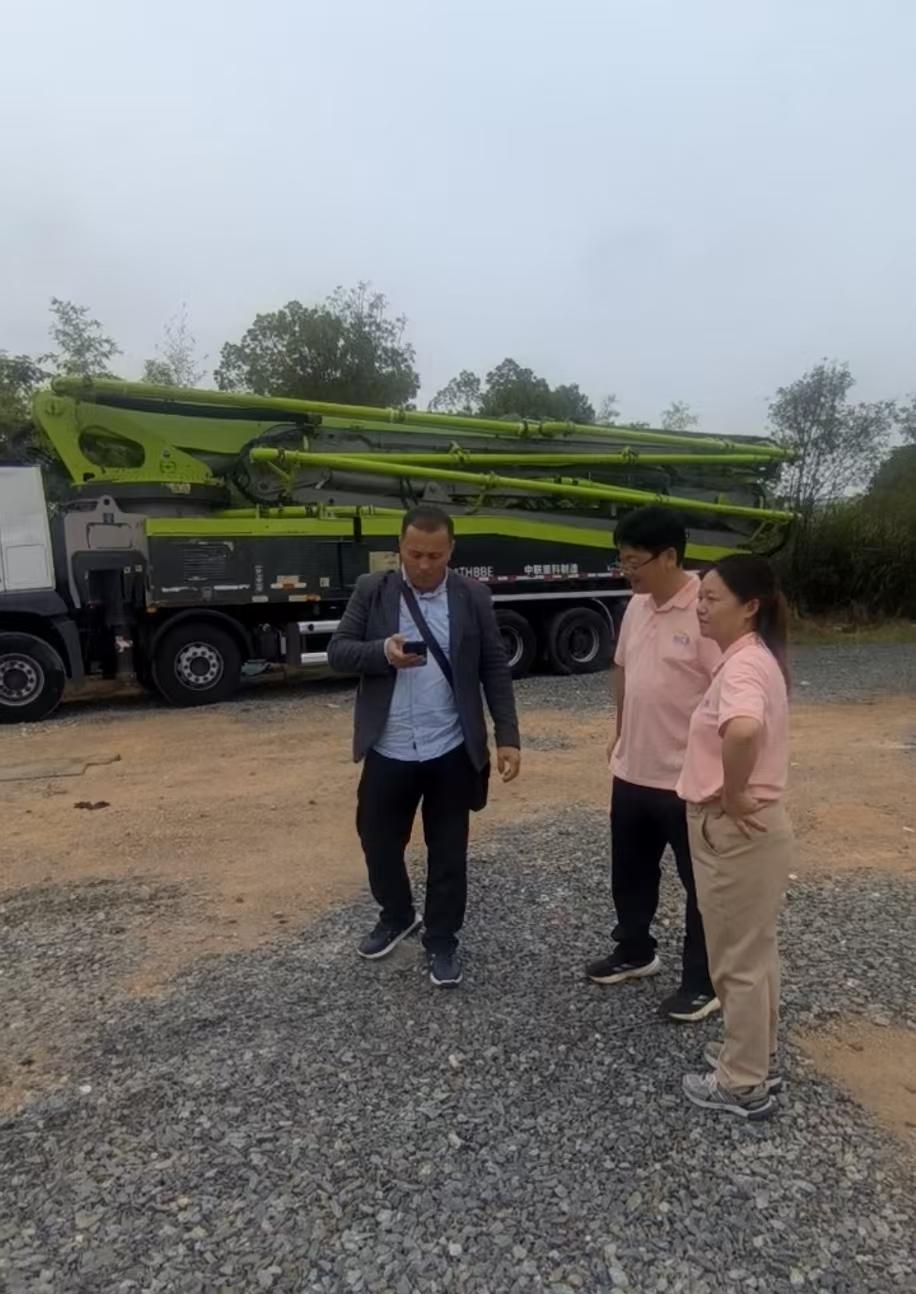 Original Mechabro field photo of a customer visit used to explain Zoomlion concrete pump truck maintenance handover planning