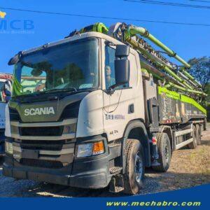 Foto de campo da Mechabro: Zoomlion 2021 de 58,1 m sobre Scania P450 Foto de campo da Mechabro de uma bomba de concreto Zoomlion 2021 usada, de 58,1 m, sobre chassi Scania P450 8×4