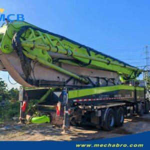 Bomba de concreto Zoomlion 2021 de 58,1 m sobre Scania — vista traseira com a lança recolhida Bomba de concreto Zoomlion 2021 de 58,1 m sobre Scania P450 8×4, vista traseira com a lança recolhida