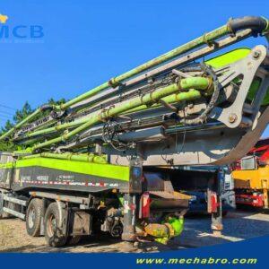 Foto de campo da Mechabro: lança recolhida e traseira da Zoomlion 2021 de 58,1 m Foto de campo da Mechabro mostrando a lança recolhida e a traseira da bomba de concreto Zoomlion 2021 de 58,1 m